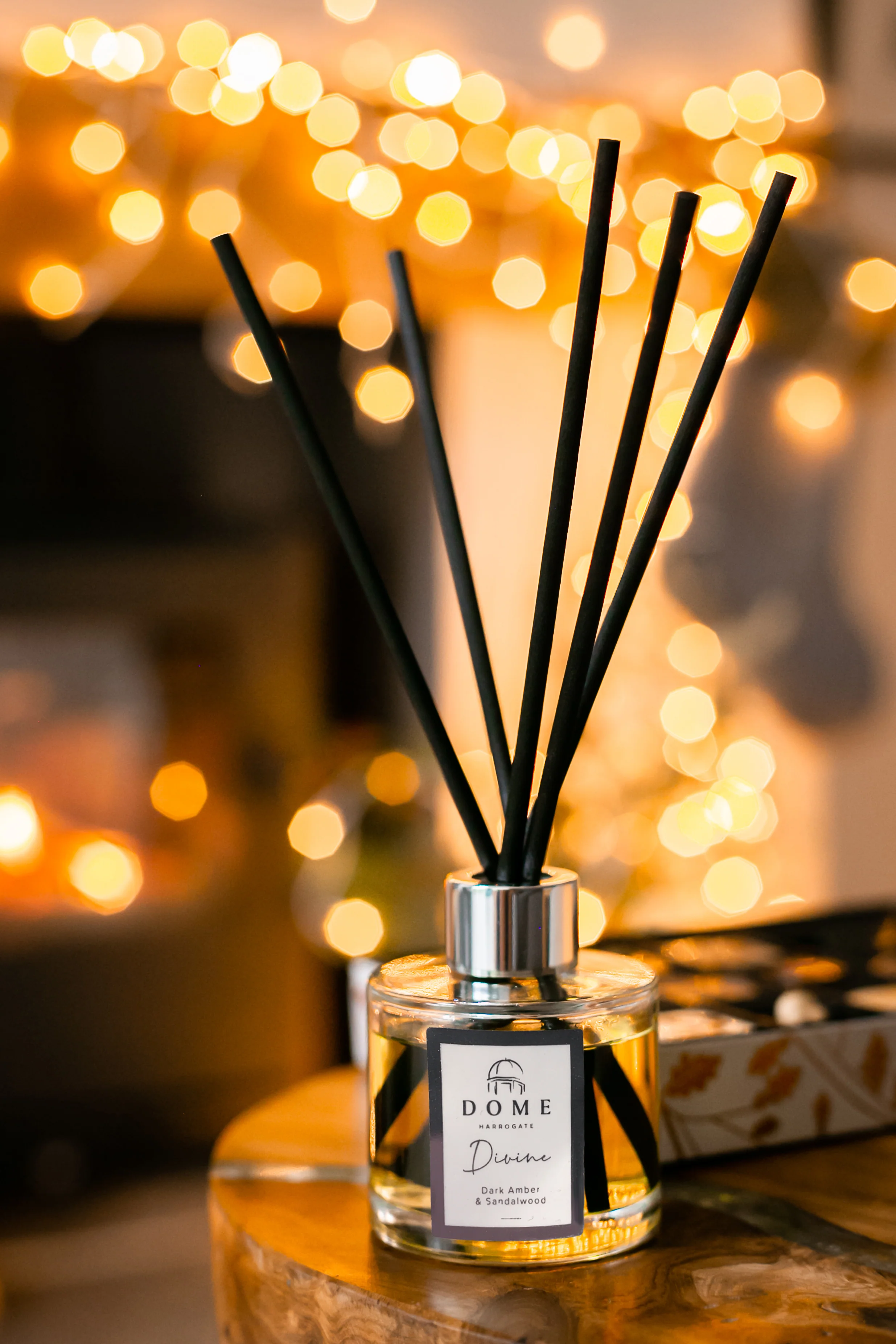 DIVINE Dark Amber & Sandalwood Reed Diffuser 200ml - Image 4