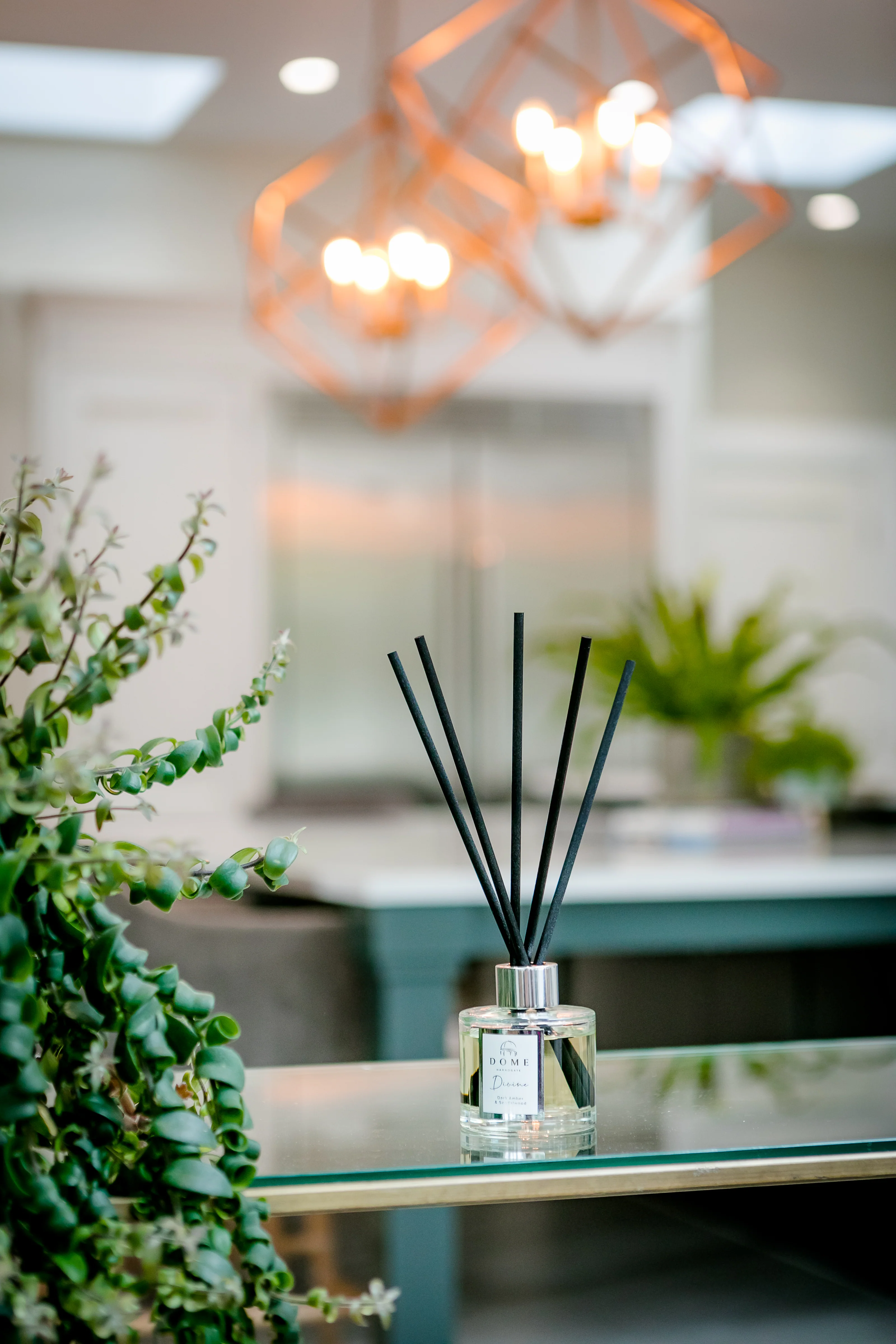 DIVINE Dark Amber & Sandalwood Reed Midi-Diffuser 100ml - Image 3